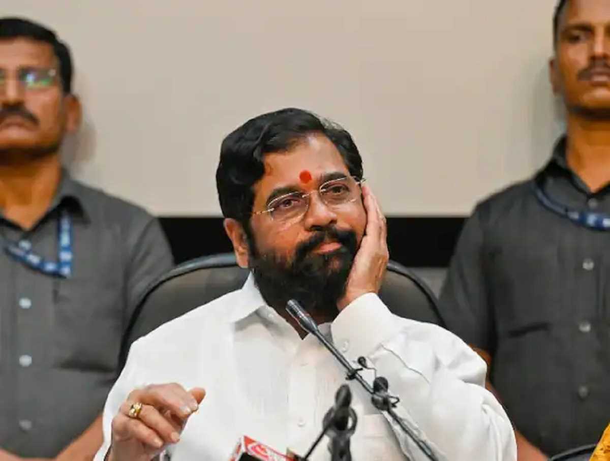 महाराष्ट्र सरकार का फरमान : फोन आने पर कर्मचारी हेलो नहीं वंदे मातरम बोलें महाराष्ट्र सरकार का फरमान : फोन आने पर कर्मचारी हेलो नहीं वंदे मातरम बोलें